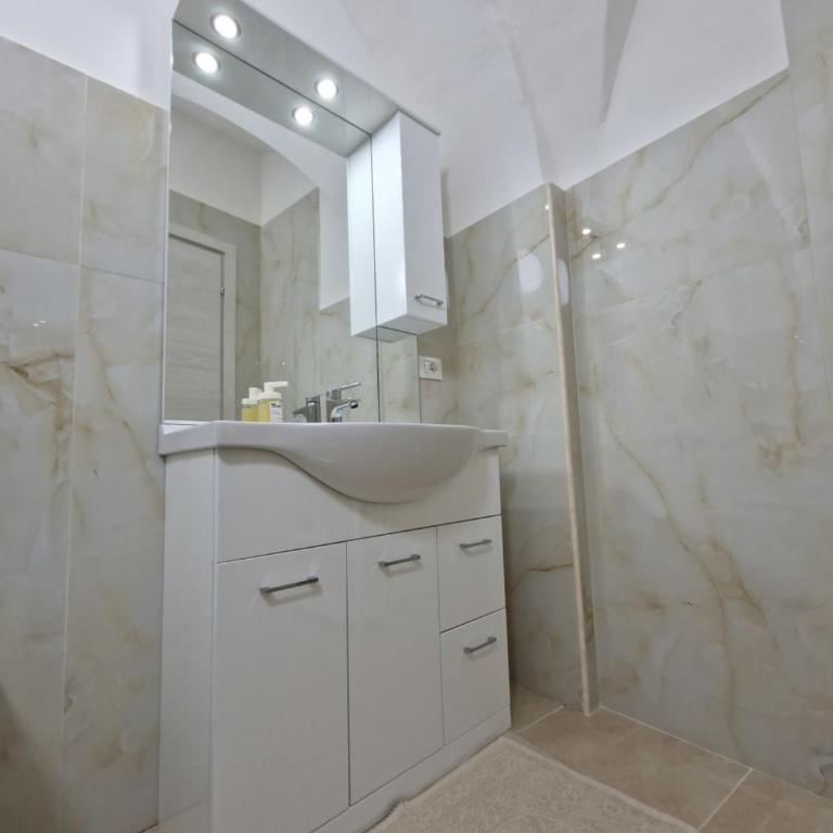 Daniel's House - One-Bedroom Apartment - 12
