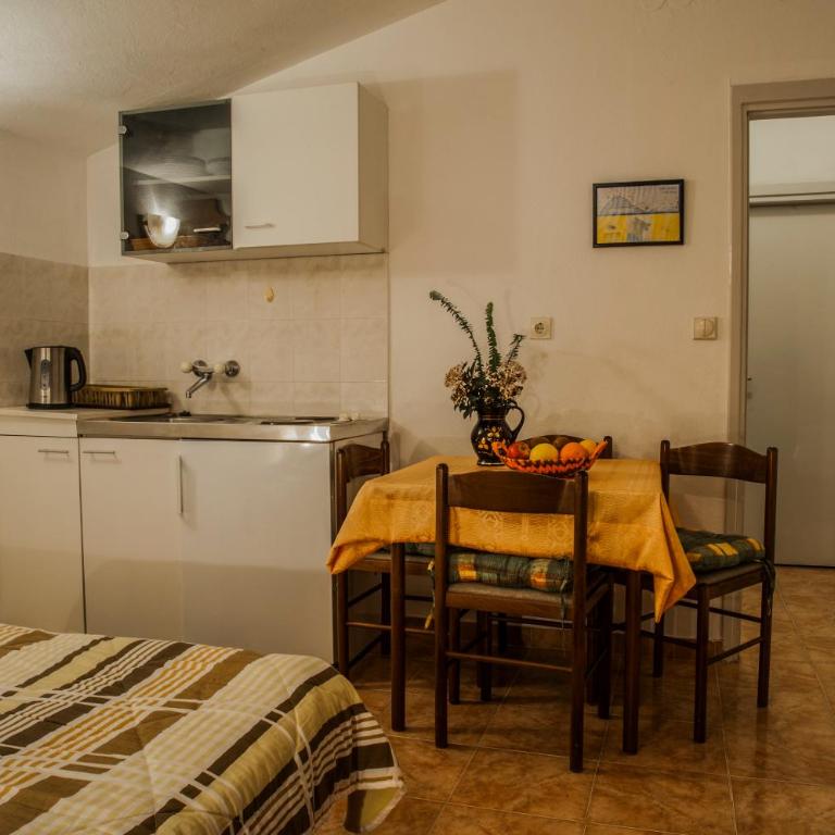 Huter Apartments - One-Bedroom Apartment with Balcony - 8