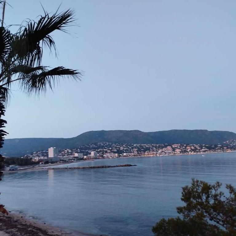 APPARTEMENT 6 PERS CLIMATISÉ - CENTRE VILLE À 15 MIN DE LA MER - 75M2 - 3 CHAMBRES - TERRASSE -CALME - PARKING - Appartement 3 Chambres - 24