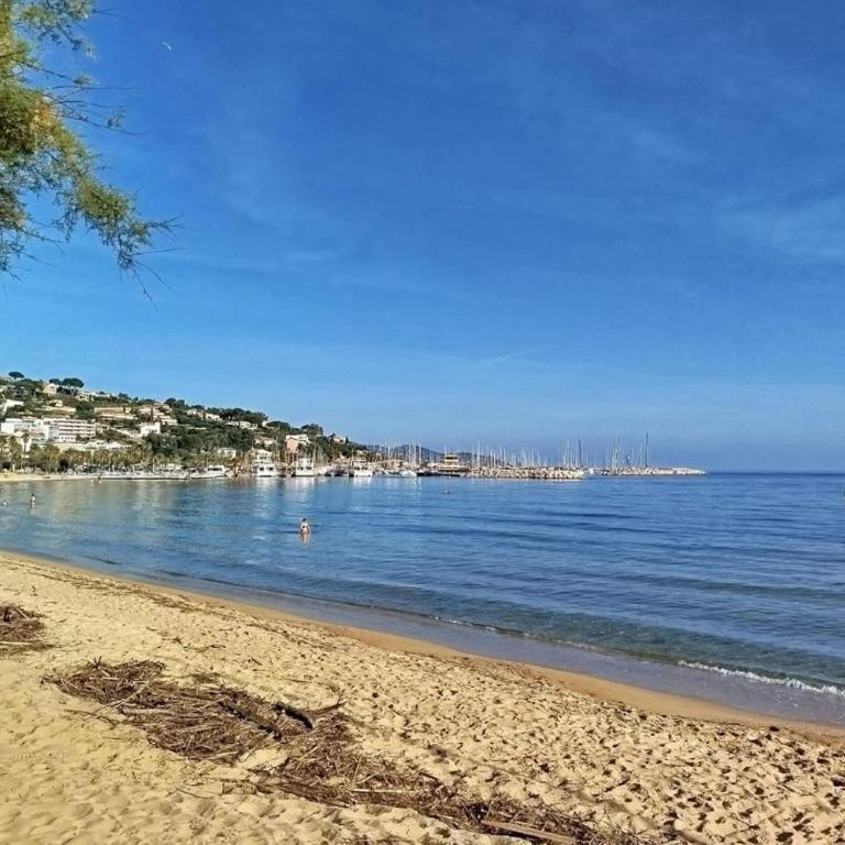 APPARTEMENT 6 PERS CLIMATISÉ - CENTRE VILLE À 15 MIN DE LA MER - 75M2 - 3 CHAMBRES - TERRASSE -CALME - PARKING - Appartement 3 Chambres - 29