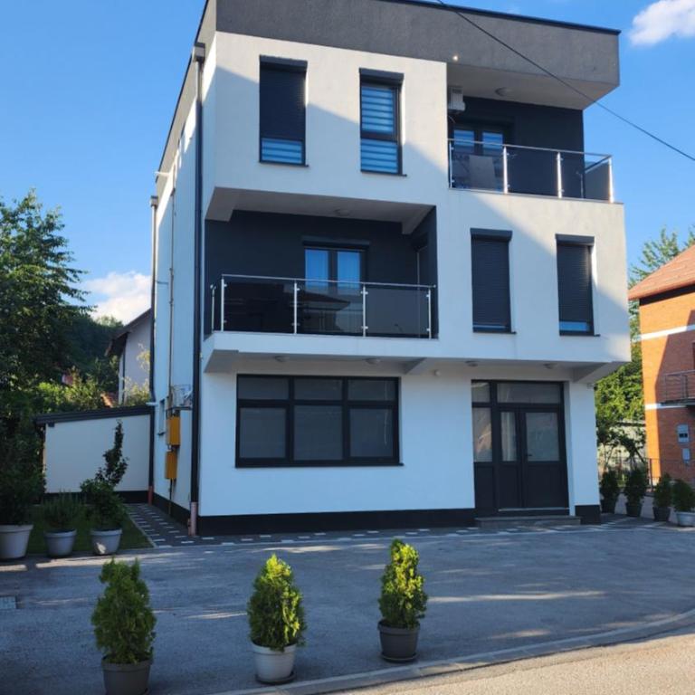 Apartmani Dobrinja--Big bathroom-Free parking - One-Bedroom Apartment - 16