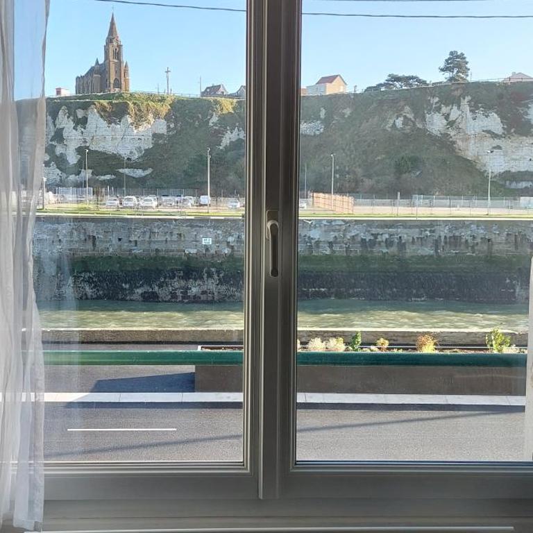 Appartement Quai Ouest, vue entrée port, Stationnement gratuit, Lits faits pour votre arrivée, serviettes de toilettes fournies - Appartement - 14