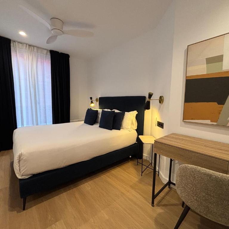 Arenal Suites Bilbao - Double Room with Balcony - 12