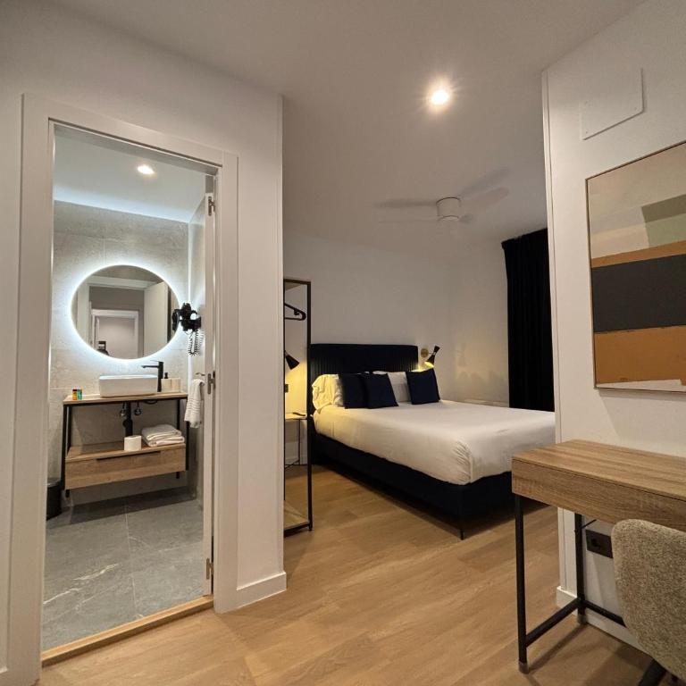 Arenal Suites Bilbao - Double Room with Balcony - 2