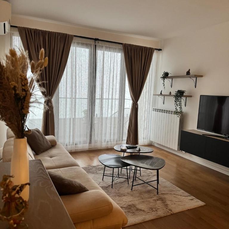 Sunny Nest - Two-Bedroom Apartment with River View - 4