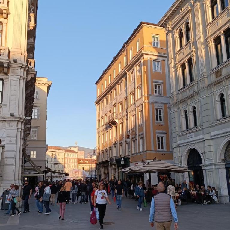 Vista mozzafiato su Piazza Unità Design vista unica comfort top e wifi veloce - Appartamento con 1 Camera da Letto - 15