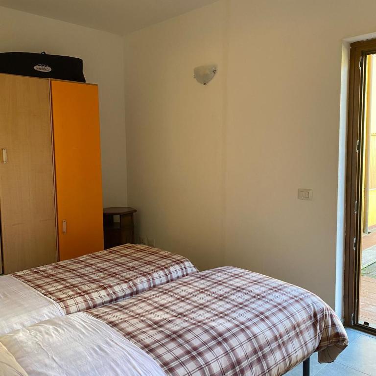 yellow house - Two-Bedroom Apartment - 9
