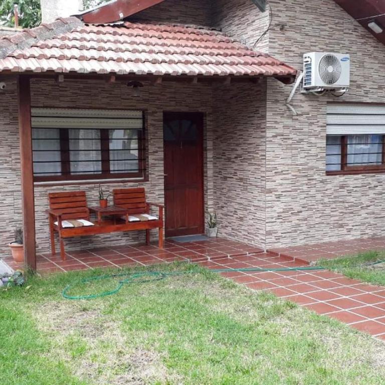 Casa hasta 5 personas solo familias zona centro de villa gesell - Vacation Home - 1