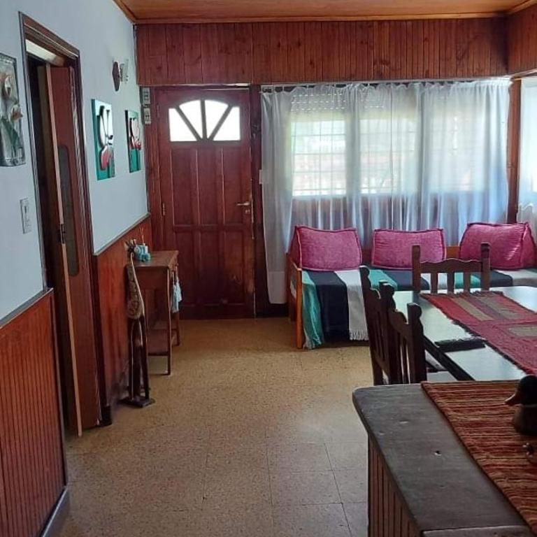 Casa hasta 5 personas solo familias zona centro de villa gesell - Vacation Home - 2