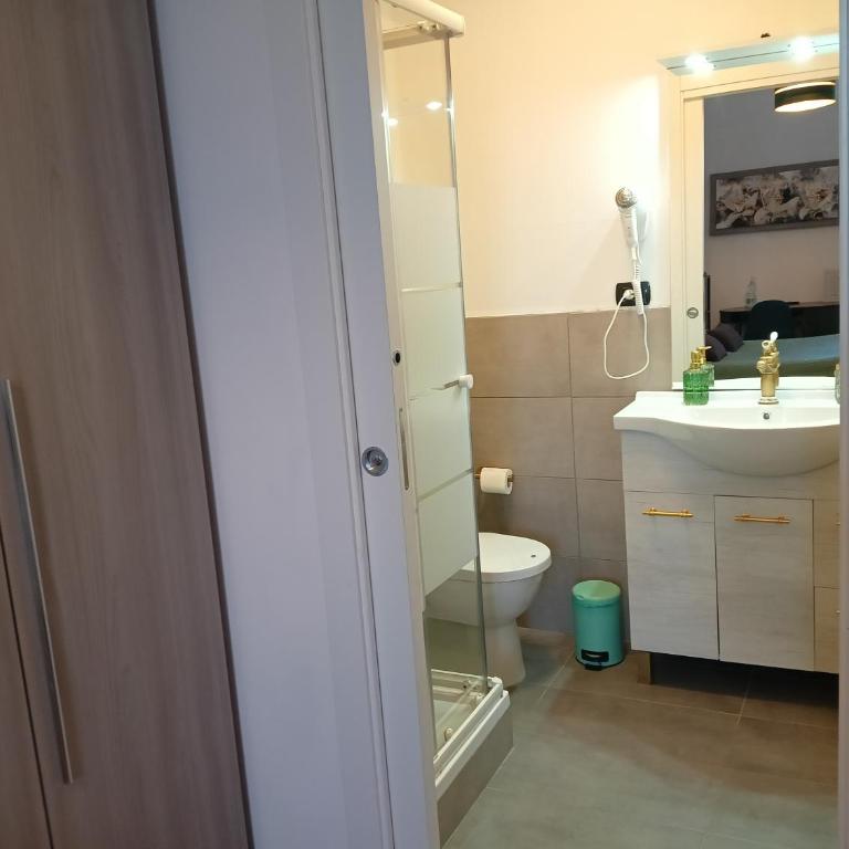 Brà Guest House - Camera Matrimoniale con Bagno Privato - 5