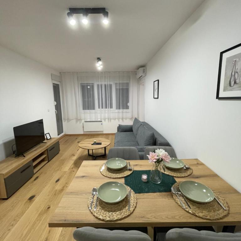 FlyInn Residence - Two-Bedroom Deluxe Apartment with Balcony - 2