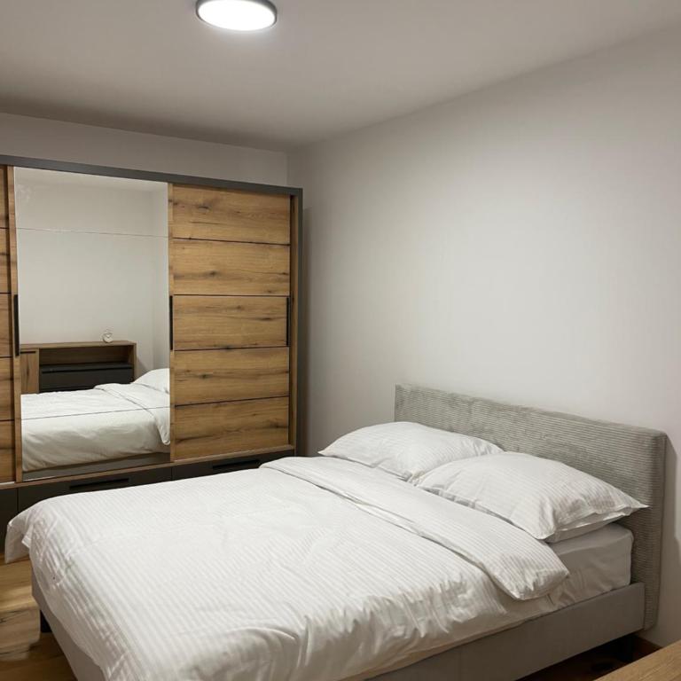 FlyInn Residence - Two-Bedroom Deluxe Apartment with Balcony - 4