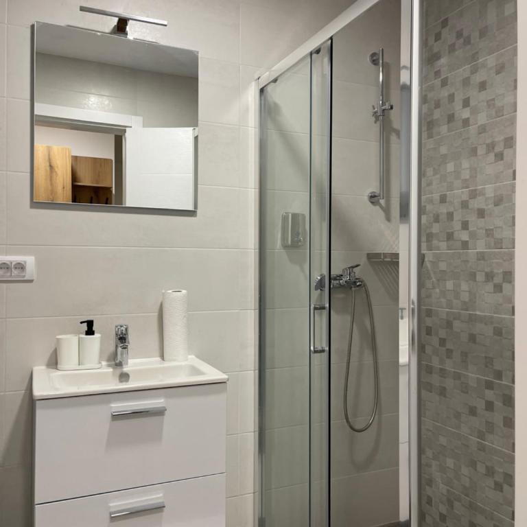FlyInn Residence - Two-Bedroom Deluxe Apartment with Balcony - 8