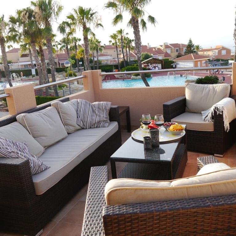 Preciosa casa con terraza y piscina R64 by Novadesta - Three-Bedroom House - 13