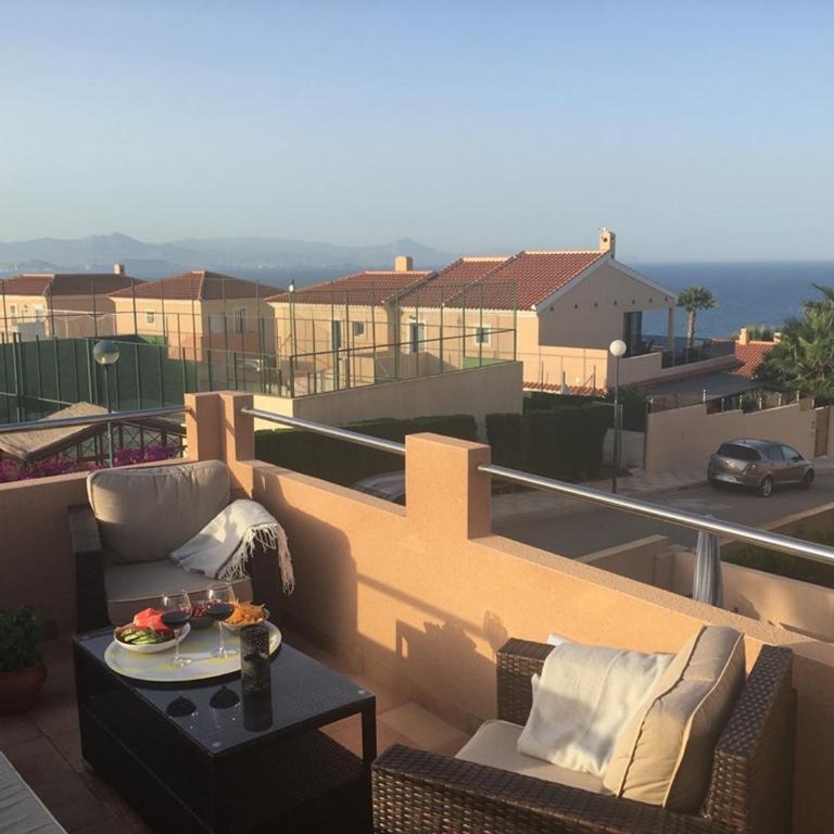 Preciosa casa con terraza y piscina R64 by Novadesta - Three-Bedroom House - 14