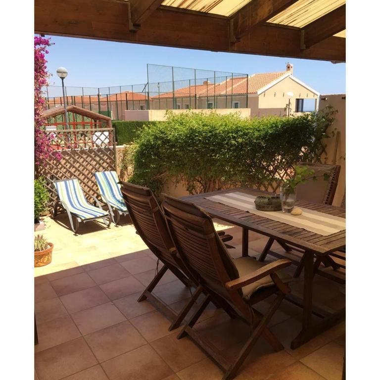 Preciosa casa con terraza y piscina R64 by Novadesta - Three-Bedroom House - 17