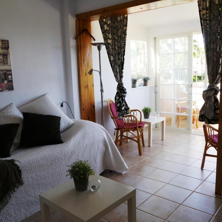 Preciosa casa con terraza y piscina R64 by Novadesta - Three-Bedroom House - 11