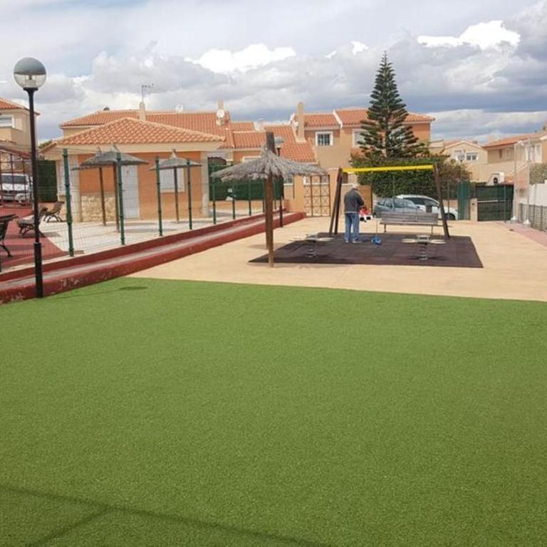 Preciosa casa con terraza y piscina R64 by Novadesta - Three-Bedroom House - 21