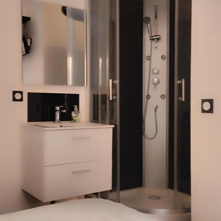 Chambres cosy climatisée proche cnpe Bugey - via rhona avec piscine - Chambre Double - Vue sur Jardin - 2