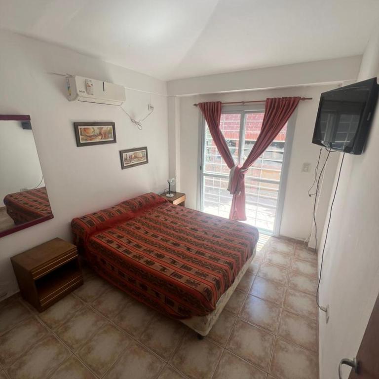 Depto para 4 personas con pileta a 3 cuadras del rio - Two-Bedroom Apartment - 2