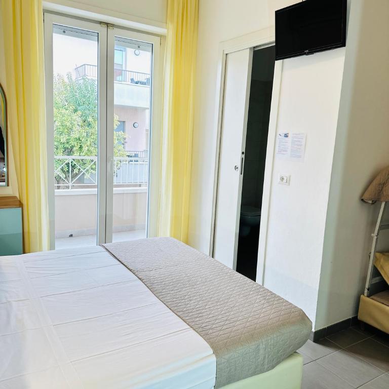 Hotel Villa Perazzini - Camera Familiare con Vista Mare Laterale - 5
