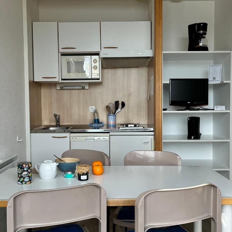 Appart'Hôtel LIDO au bord de l'eau - Studio 3 Personnes - Vue sur Lac et Forêt - Studio Confort - Vue sur Parc - 4