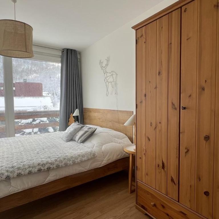 Rouge Canneberge -8 personnes- 84m2 Vue dégagée Sétaz - Appartement 3 Chambres - 33