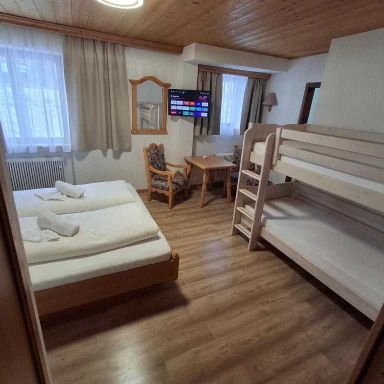 Pension Razil XO - Chambre Familiale - Vue sur Montagne - 1
