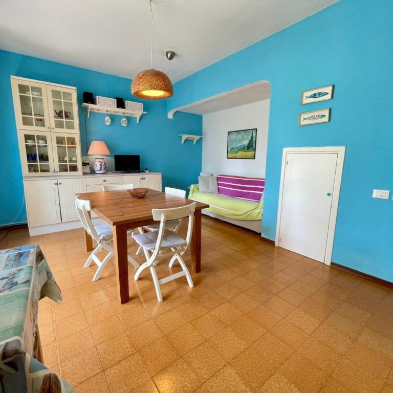 Colorful house with pool and garden - Villa - 9