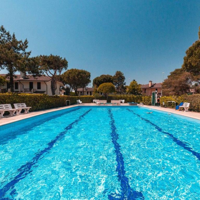 Colorful house with pool and garden - Villa - 4