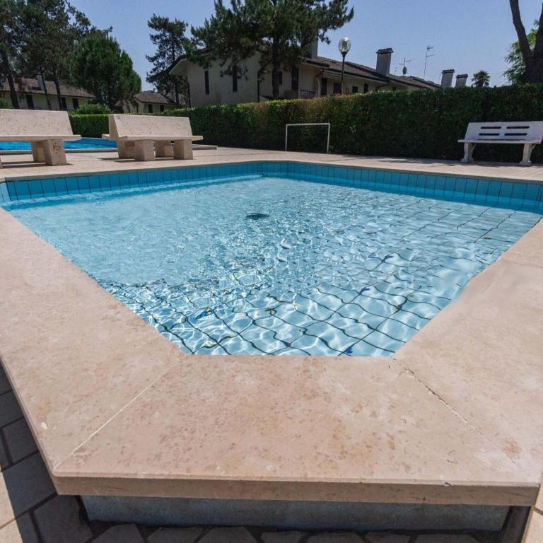 Colorful house with pool and garden - Villa - 12
