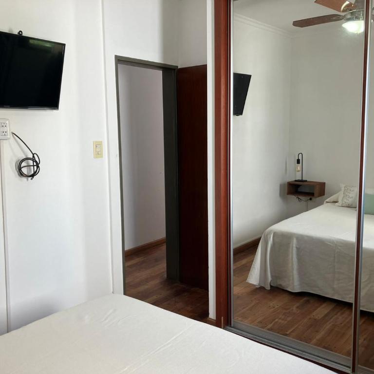Dpto tranquilo pleno Centro-Sur con Cochera - Apartamento de 2 dormitorios - 7