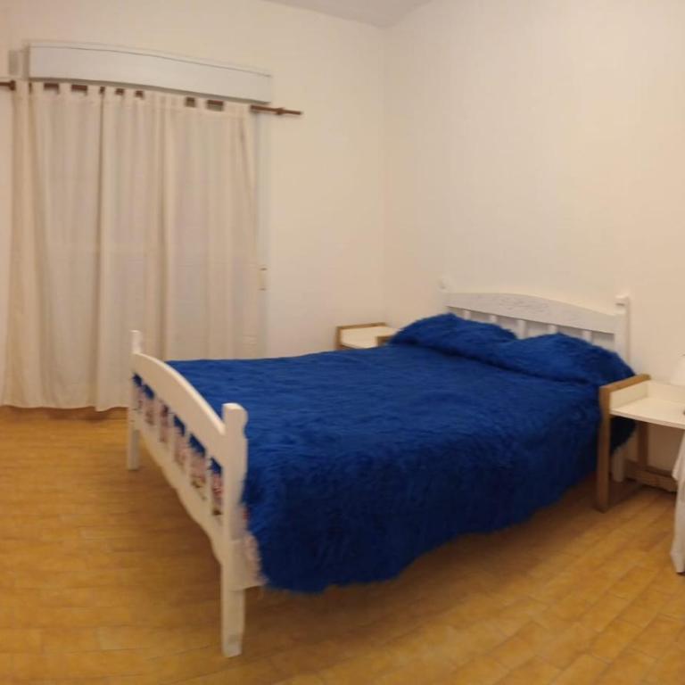 casa tipo departamento con jardin, cochera bajo techo y parrilla - Apartamento de 1 dormitorio - 1