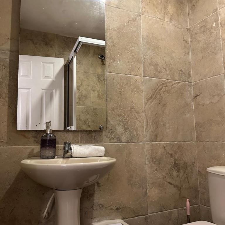 Perfect location! 4 BR Apartment in Downtown - Apartment - 11