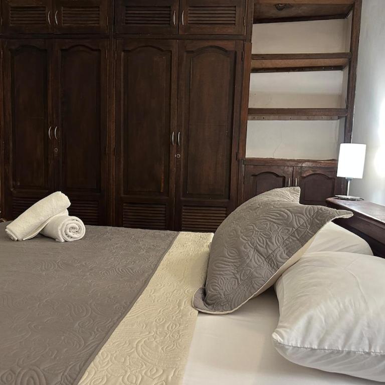 Perfect location! 4 BR Apartment in Downtown - Apartment - 16