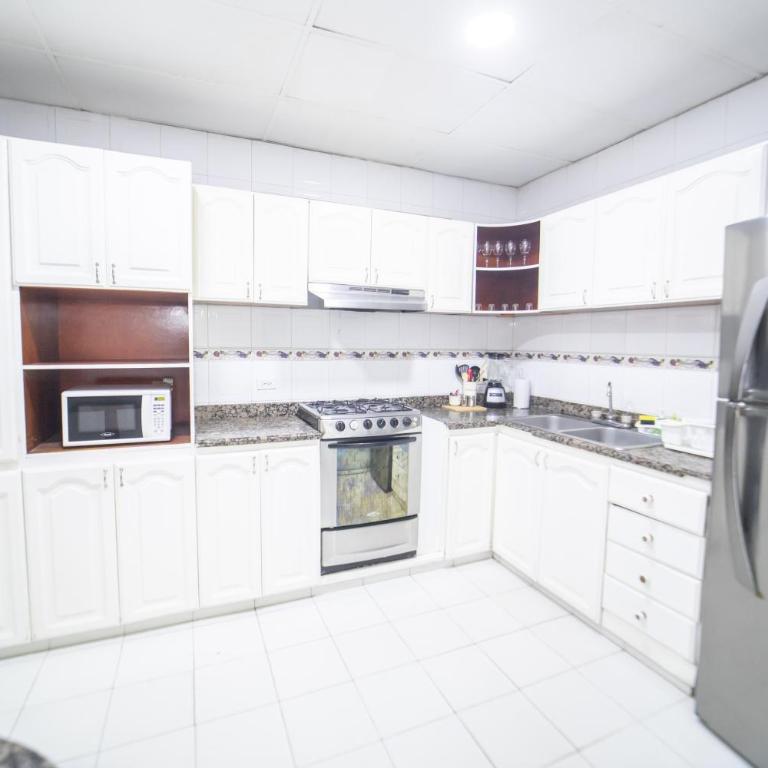 Big Private Beach House with Jacuzzi, Patio, 4 BR - Apartamento de 3 dormitorios - 42
