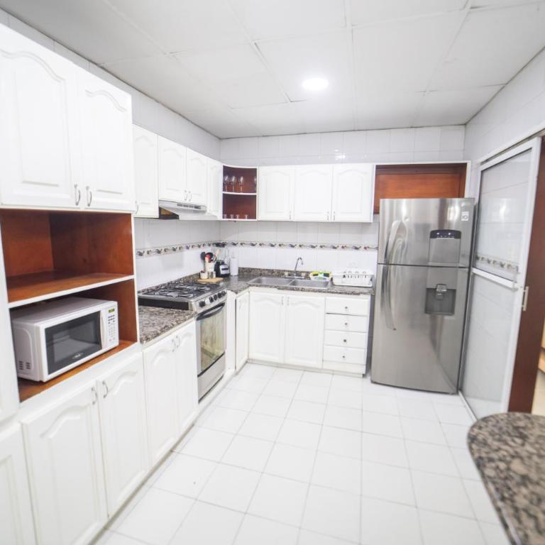 Big Private Beach House with Jacuzzi, Patio, 4 BR - Apartamento de 3 dormitorios - 54