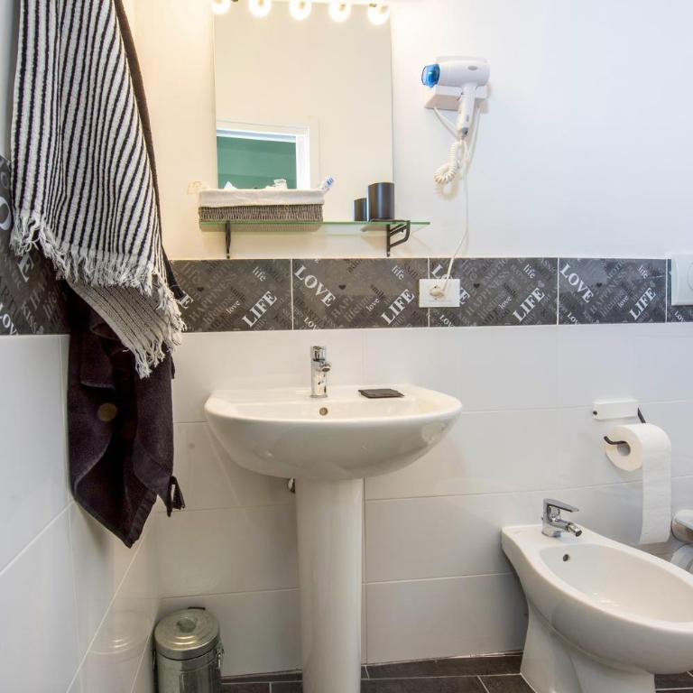 Letto e Latte Roma Guest House - Camera Matrimoniale/Doppia con Letti Singoli con Bagno Privato - 6