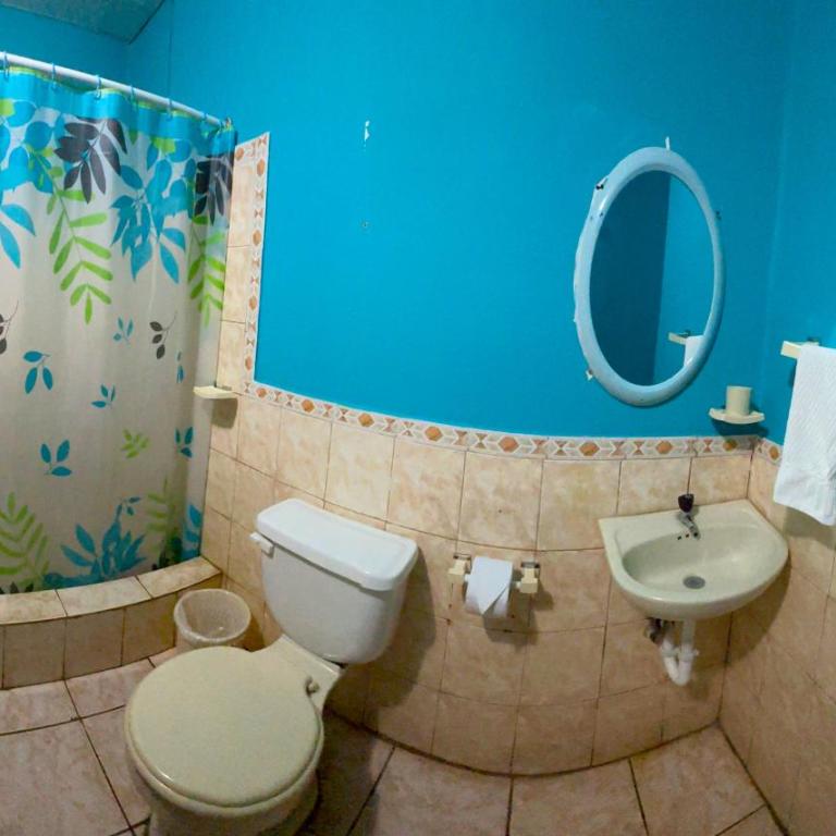 Hostal Puerto Ayora - Habitación Triple - 4