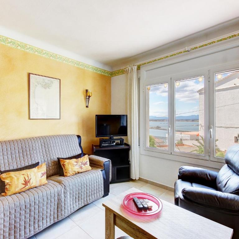 Apartment in Rosas near Platja dels Palangrers - Two-Bedroom Apartment - 9