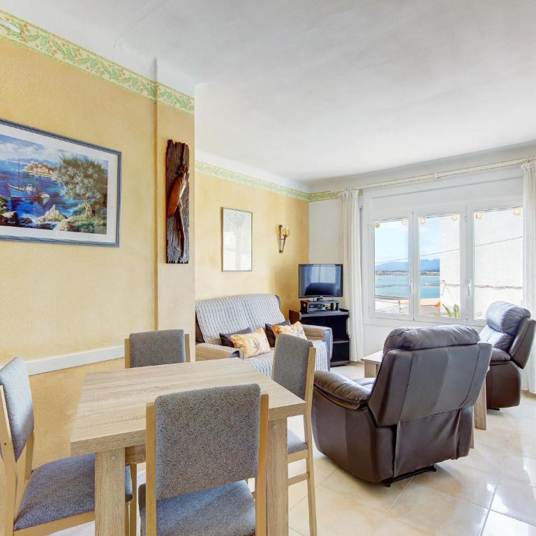 Apartment in Rosas near Platja dels Palangrers - Two-Bedroom Apartment - 10