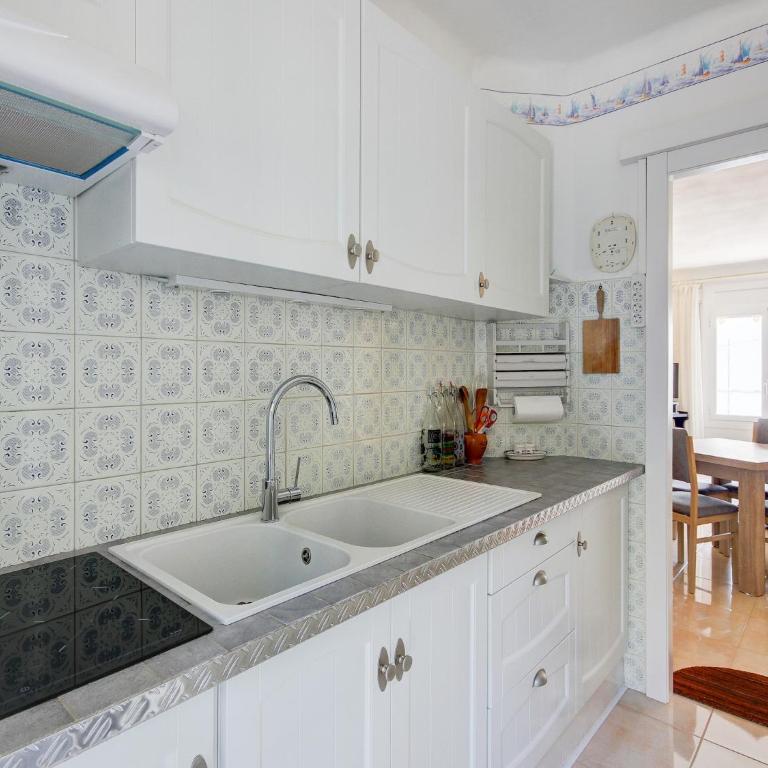 Apartment in Rosas near Platja dels Palangrers - Two-Bedroom Apartment - 3