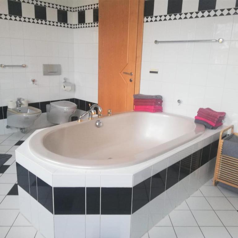 Schernhof Hoamatzeit - Tiroler Bauernhof - Two-Bedroom Apartment with Balcony - 12