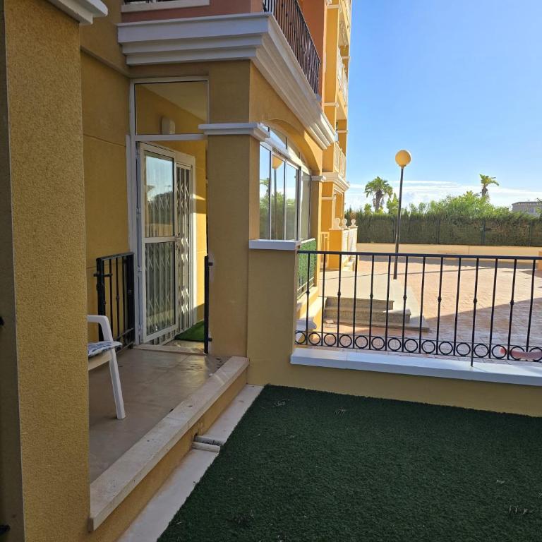 Sunny ground floor apartment with a large terrace and direct access to the pool - Apartamento de 2 dormitorios - 32