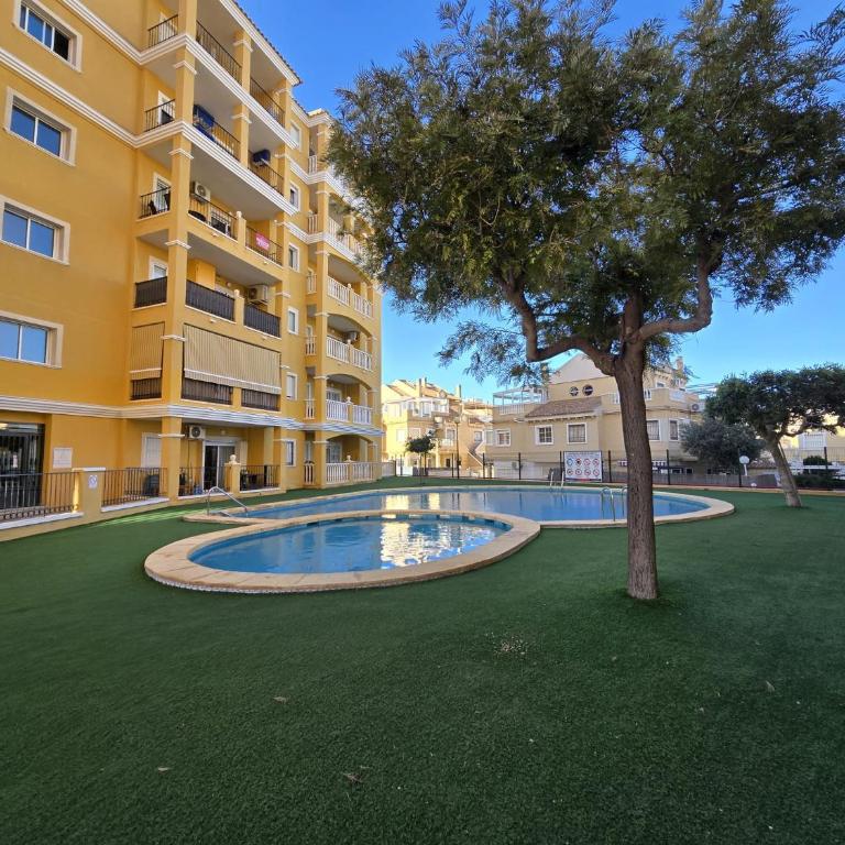 Sunny ground floor apartment with a large terrace and direct access to the pool - Apartamento de 2 dormitorios - 35
