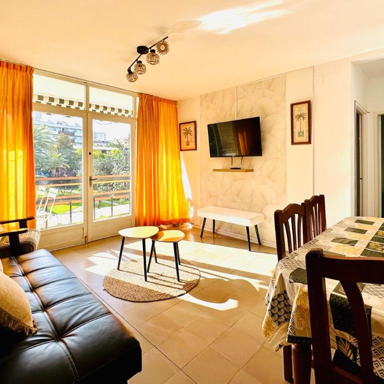 Home Menorca Salou - Three-Bedroom Apartment with Balcony - 4
