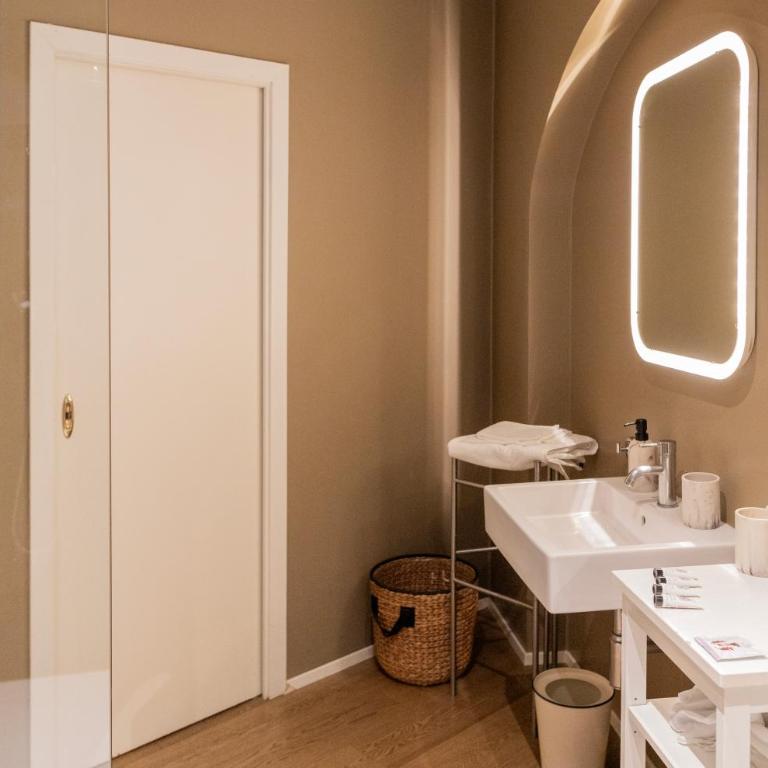 Suite Brera - Queen Room with Balcony - 7