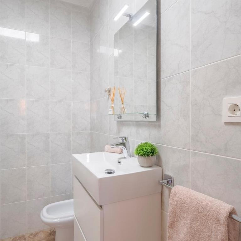 Apartment by the sea Casa Alba los Locos - Three-Bedroom Apartment - 12