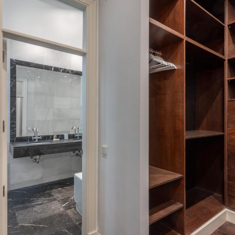 Elegant Spacious Apartment for 4 High Ceilings Natural Light Madrid - Two-Bedroom Apartment - 11