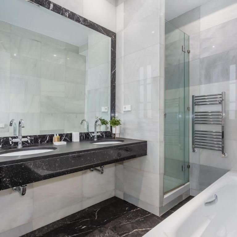 Elegant Spacious Apartment for 4 High Ceilings Natural Light Madrid - Two-Bedroom Apartment - 12